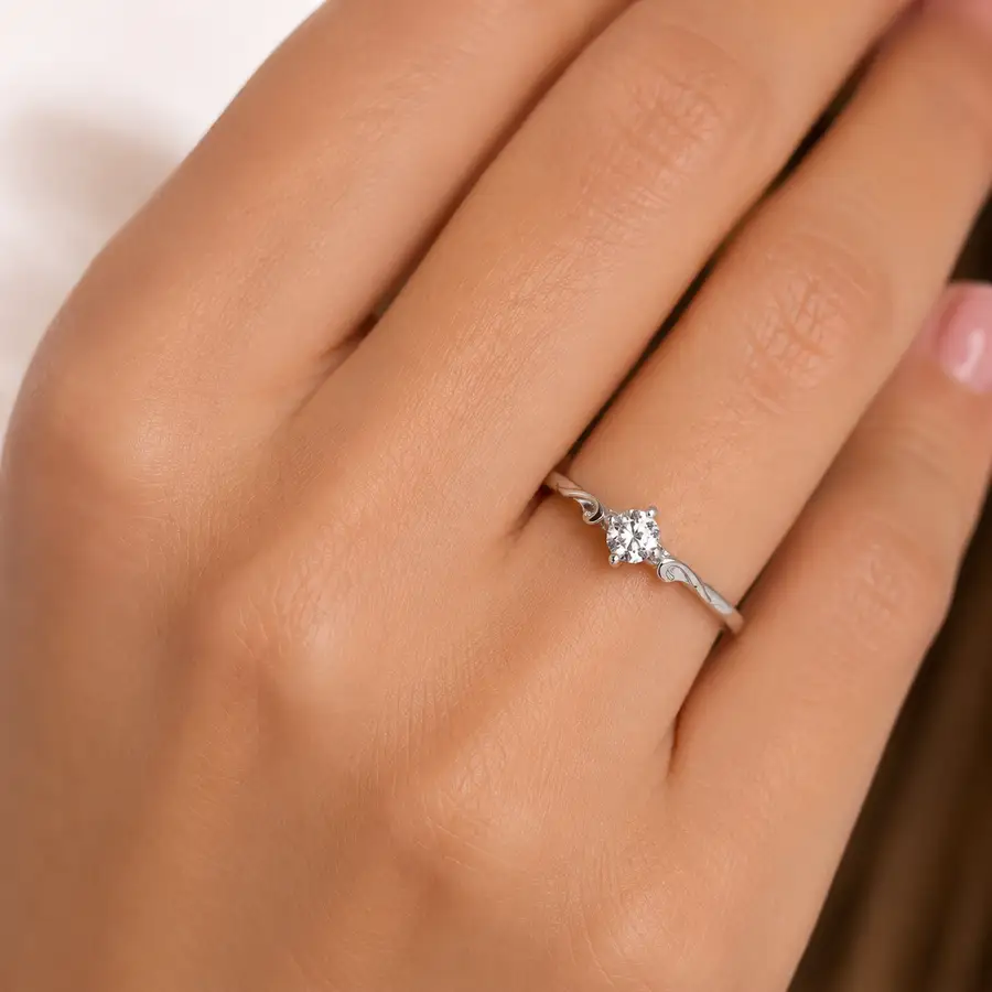 Anel de Ouro Branco 18k Solitário com Diamante de 15 Pontos - Imagem 2